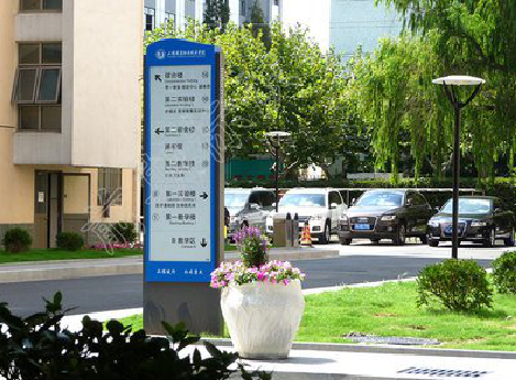  东兴传统的学校标识系统有什么问题？